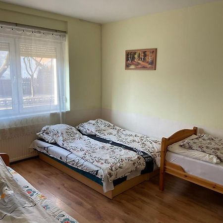 Red Locomotive Apartment Boedapest Buitenkant foto