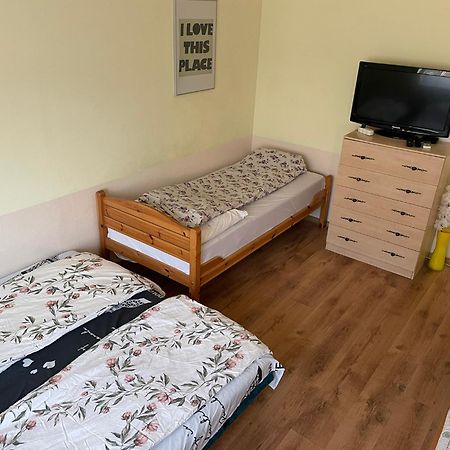 Red Locomotive Apartment Boedapest Buitenkant foto