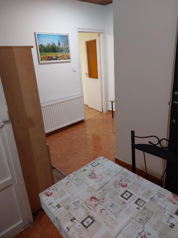 Red Locomotive Apartment Boedapest Buitenkant foto