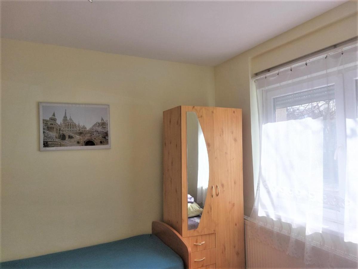 Red Locomotive Apartment Boedapest Buitenkant foto